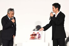 寺尾聰（左）に特製レコードを披露する松坂桃李（右）