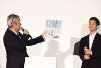 特製レコードの裏面に書き込まれた、共演者たちのサインを眺める寺尾聰