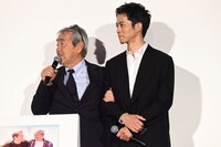 舞台挨拶終盤、松坂桃李（右）の腕を離さない寺尾聰（左）