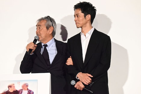 舞台挨拶終盤、松坂桃李（右）の腕を離さない寺尾聰（左）