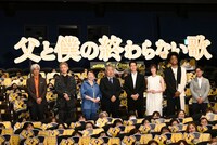 「父と僕の終わらない歌」初日舞台挨拶にて、左から佐藤浩市、ディーン・フジオカ、松坂慶子、寺尾聰、松坂桃李、佐藤栞里、副島淳、小泉徳宏