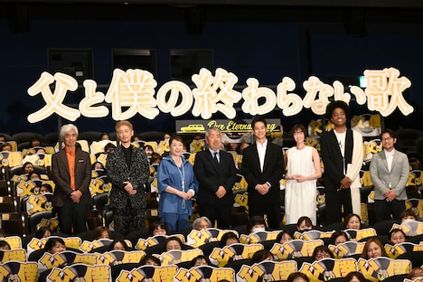 「父と僕の終わらない歌」初日舞台挨拶にて、左から佐藤浩市、ディーン・フジオカ、松坂慶子、寺尾聰、松坂桃李、佐藤栞里、副島淳、小泉徳宏