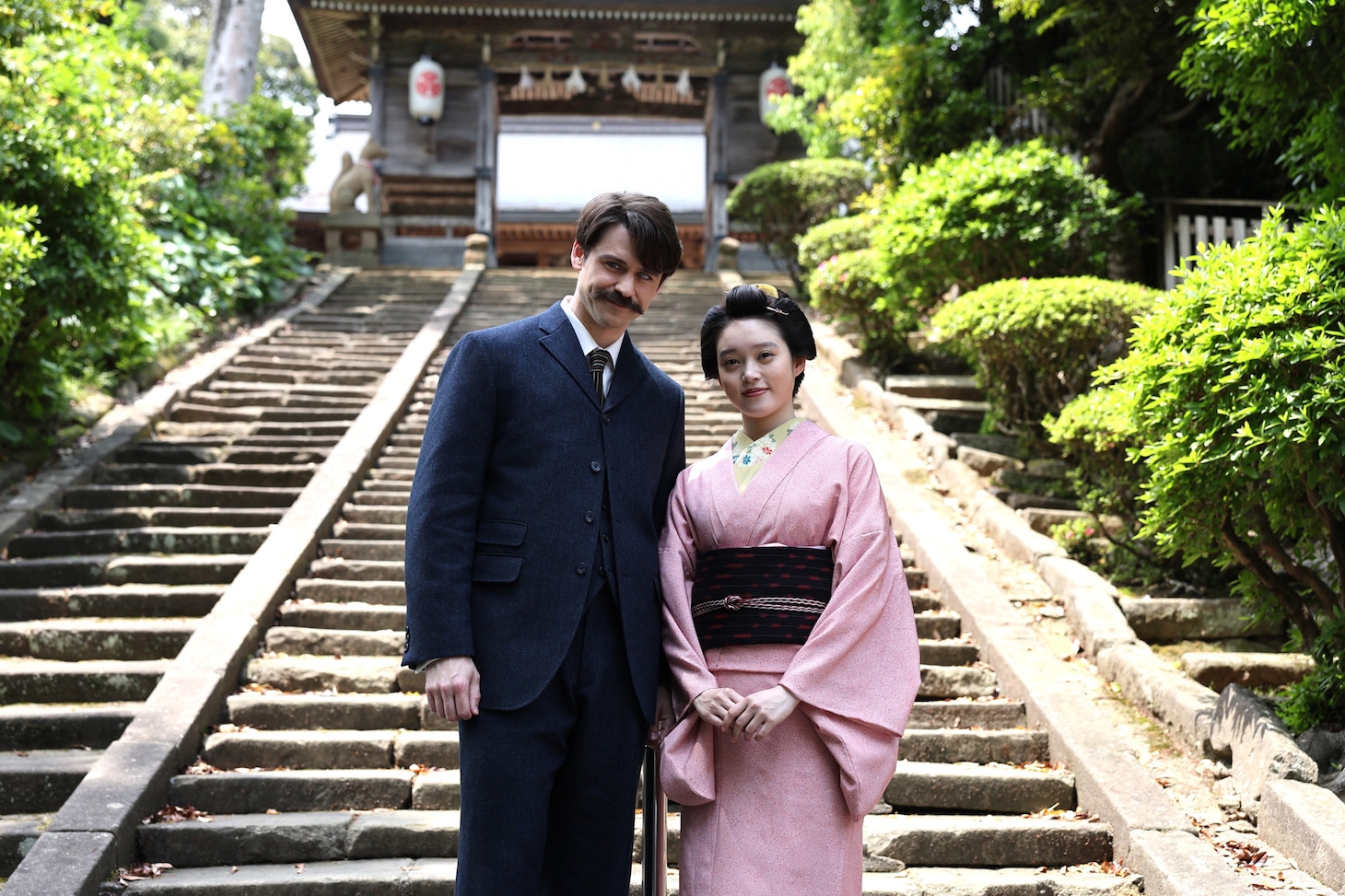 島根県松江市の城山稲荷神社で行われたロケ報告会より、高石あかり（右）とトミー・バストウ（左）