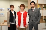 左から蒼沢夏凜役の菅井友香、緋山鋭介役の藤原丈一郎、天海吾郎役の大谷亮平