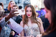 ファンとのセルフィーに応じるアナ・デ・アルマス