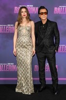 左からアナ・デ・アルマス、ドニー・イェン