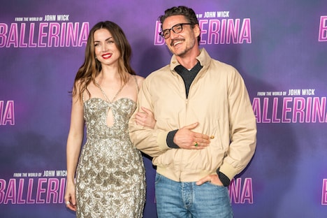 左からアナ・デ・アルマス、ペドロ・パスカル