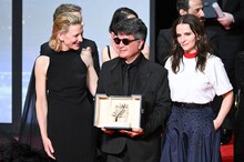 左からプレゼンターのケイト・ブランシェット、ジャファル・パナヒ、ジュリエット・ビノシュ （写真提供：Abaca Press / Marechal Aurore / Abaca / Sipa USA / Newscom / ゼータ イメージ）