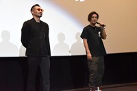 左から山口祥行、鈴木祐介