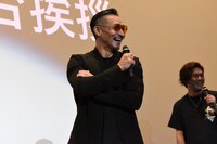 山口祥行（中央）