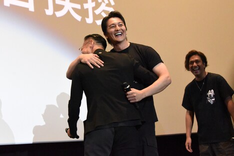 熱いハグを交わす山口祥行（中央左）と本宮泰風（中央右）