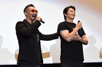 左から山口祥行、本宮泰風