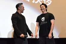 談笑する山口祥行（左）と本宮泰風（右）