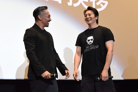 談笑する山口祥行（左）と本宮泰風（右）