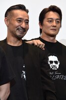 左から山口祥行、本宮泰風