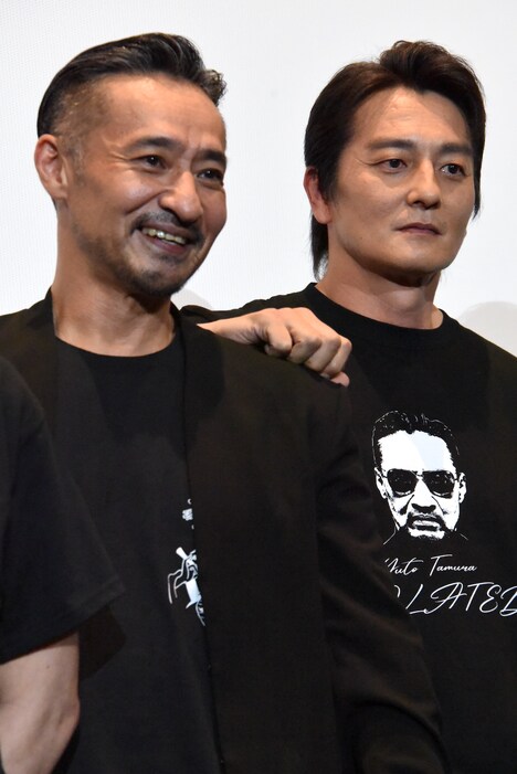 左から山口祥行、本宮泰風