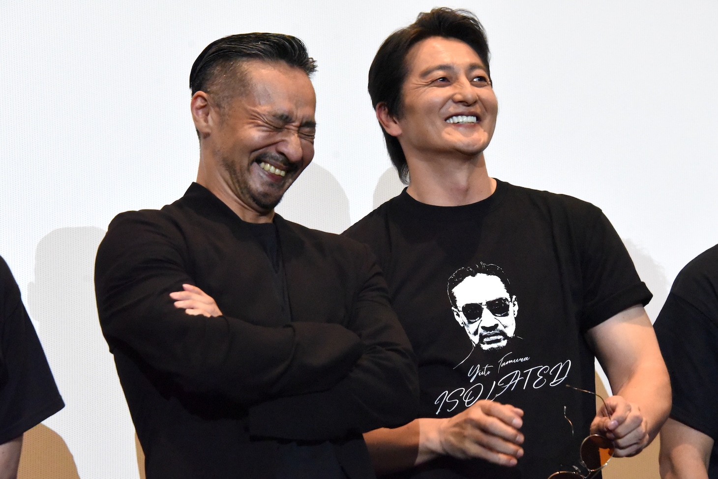 仲むつまじい様子をのぞかせる山口祥行（左）と本宮泰風（右）