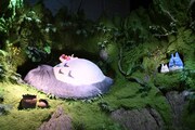 「となりのトトロ」より、緑あふれる展示 ©1988 Hayao Miyazaki/Studio Ghibli