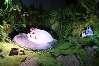 「となりのトトロ」より、緑あふれる展示 ©1988 Hayao Miyazaki/Studio Ghibli