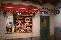 「魔女の宅急便」より、グーチョキパン店 ©1989 Eiko Kadono/Hayao Miyazaki/Studio Ghibli, N