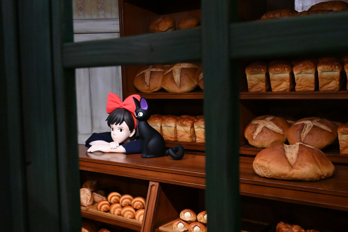 グーチョキパン店の外から見えるキキとジジ ©1989 Eiko Kadono/Hayao Miyazaki/Studio Ghibli, N