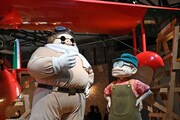 「紅の豚」の飛行艇「サボイアS-21」のそばに佇む2人 ©1992 Hayao Miyazaki/Studio Ghibli, NN