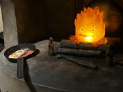 「ハウルの動く城」より、カルシファー ©2004 Diana Wynne Jones/Hayao Miyazaki/Studio Ghibli, NDDMT