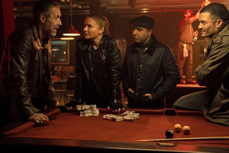 「ディープ・カバー ～即興潜入捜査～」場面写真 © 2024 COPERTURA PRODUCTIONS LTD. ALL RIGHTS RESERVED.