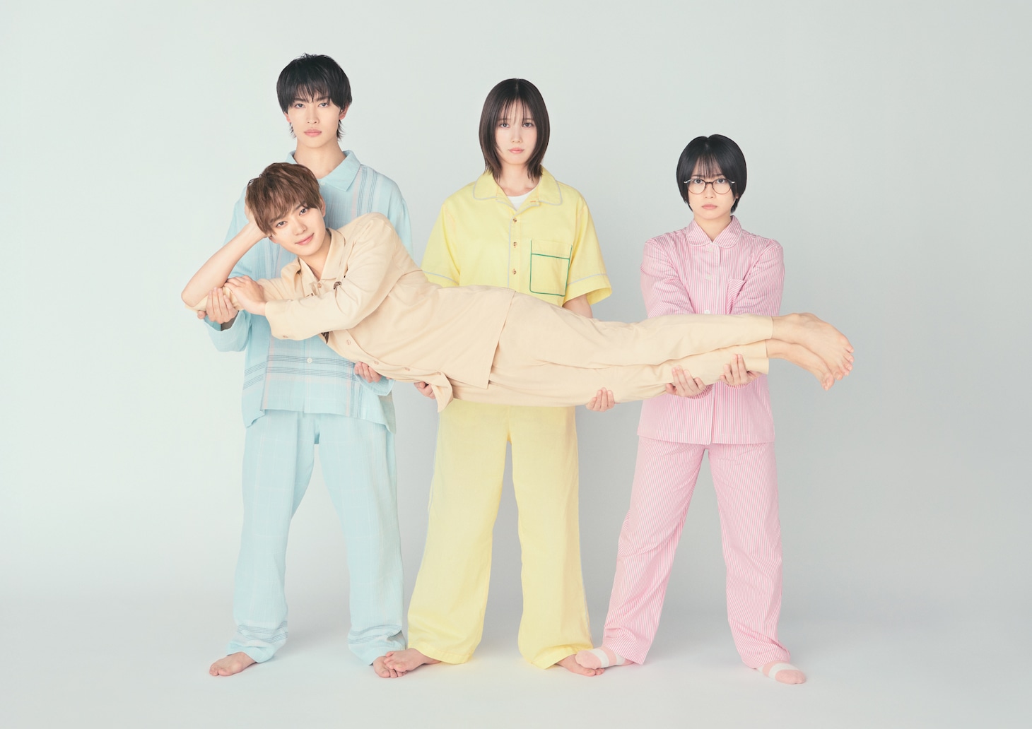 岩瀬洋志演じる真中北（手前）。後方左から増子敦貴演じる西野悠、本田翼演じる浅田南、志田未来演じる比留間東子