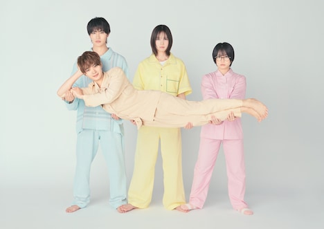 岩瀬洋志演じる真中北(手前)。後方左から増子敦貴演じる西野悠、本田翼演じる浅田南、志田未来演じる比留間東子