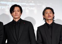 左から小栗旬、窪塚洋介