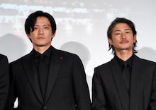 左から小栗旬、窪塚洋介