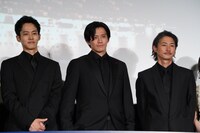 左から松坂桃李、小栗旬、窪塚洋介