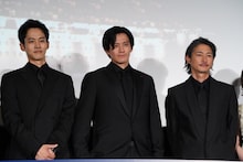 左から松坂桃李、小栗旬、窪塚洋介