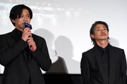 左から小栗旬、窪塚洋介