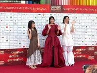 「顔のない街」より、（左から）村上リ子、吉田美月喜、香椎由宇