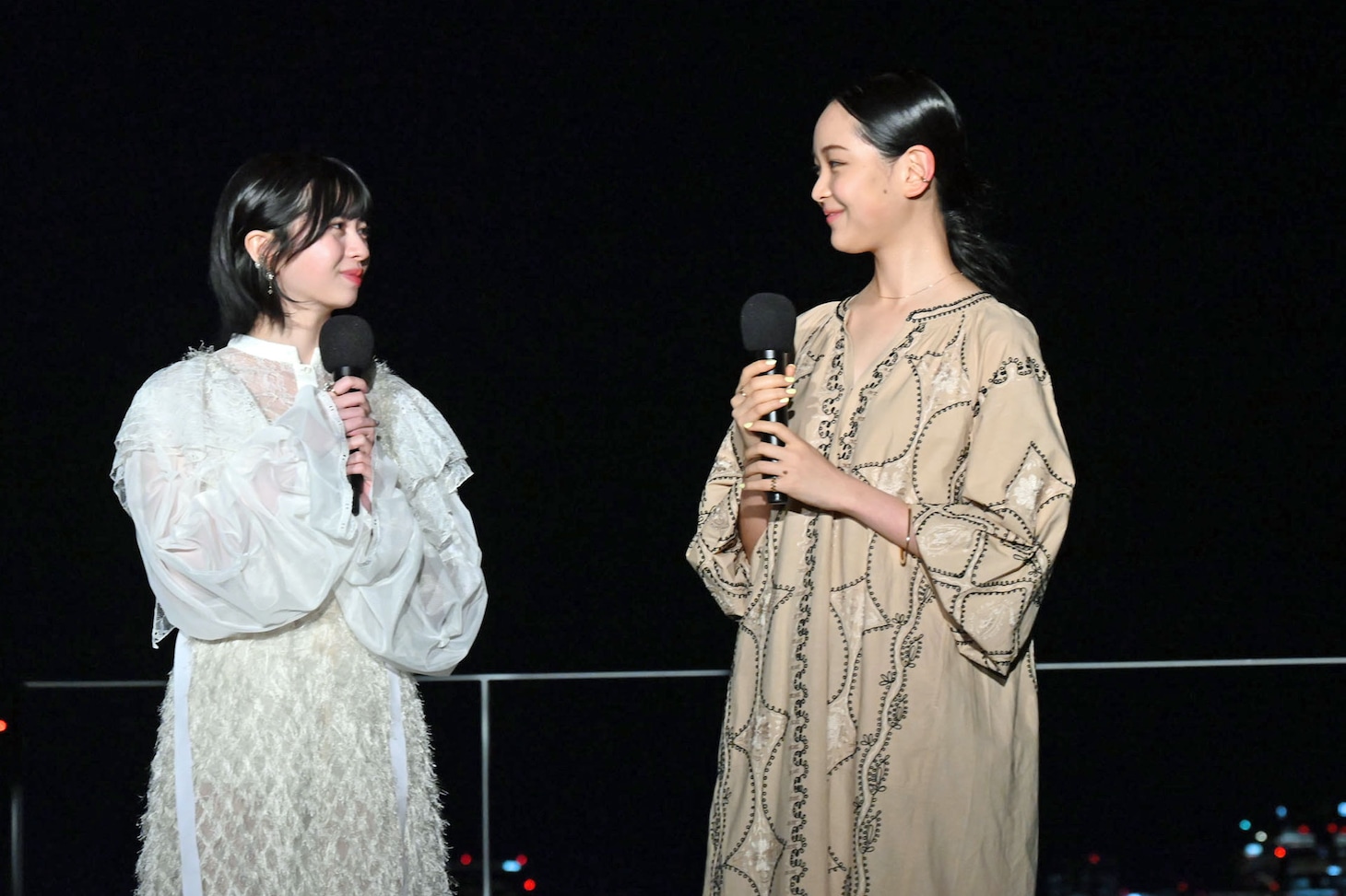 劇中ではリモートで共演したため、本日初対面だった桜田ひより（左）と中野有紗（右）