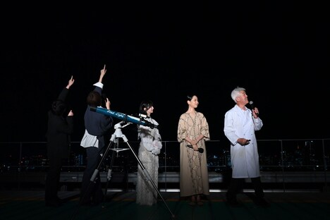 星を見つけて指差す山元環（左）、水沢林太郎（左から2番目）