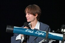 久々の望遠鏡にテンションが上がる水沢林太郎