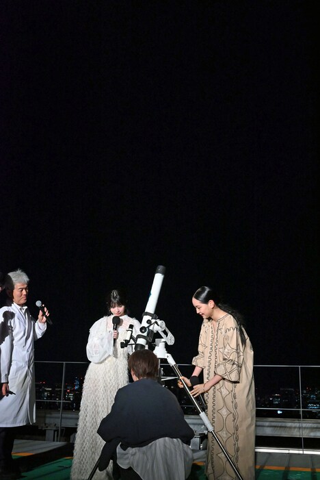 望遠鏡をのぞき込むキャストたち
