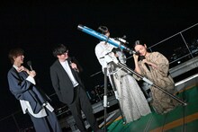 望遠鏡をのぞく中野有紗（右）