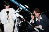 望遠鏡をのぞく水沢林太郎