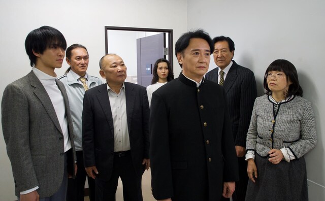 「還暦高校生」の場面写真。右端が長谷摩美 ©︎ロングキャニオン2025