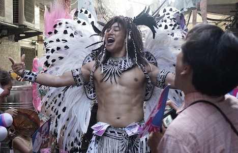 「九龍ジェネリックロマンス」新場面写真より、関口メンディー演じる蛇沼製薬の宣伝スタッフ