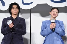 左から奥平大兼、出口夏希