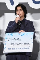 お題への答えが思い浮かばず、気まずそうな奥平大兼