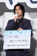 お題への答えが思い浮かばず、気まずそうな奥平大兼