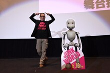 “ピロピロ”ポーズをする堀貴秀