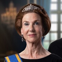 「マキシマ オランダ・プリンセス物語」より、エルジー・デ・ブラウ演じるベアトリクス女王 ©2024 Millstreet Films/RTL