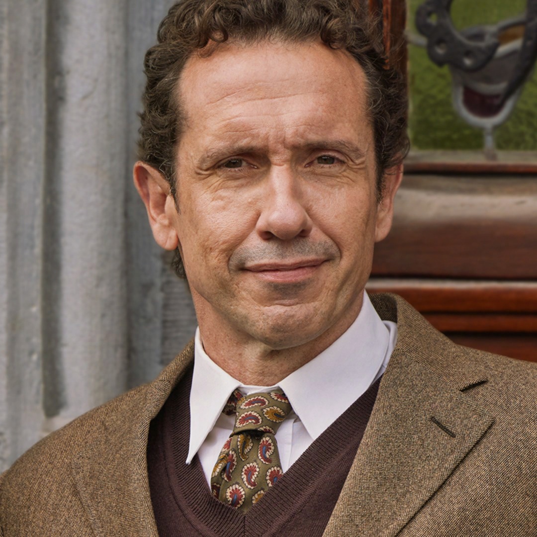 「マキシマ オランダ・プリンセス物語」より、ヤーコブ・デーウィック演じるトーマス・ヴァーヘナール ©2024 Millstreet Films_Martijn_van_Gelder